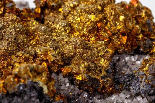 macro mineral Roca calcopirita en un blanco antecedentes foto