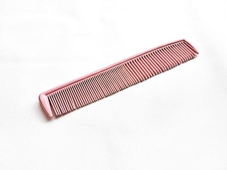 rosado pelo peine aislado en blanco antecedentes foto