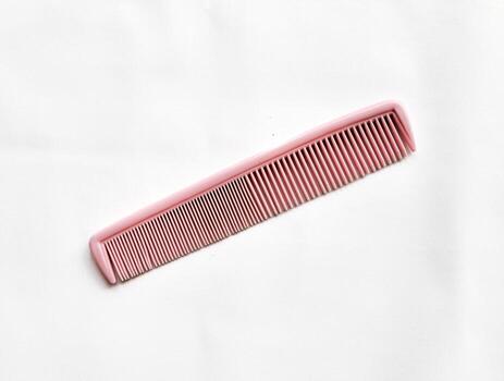 rosado pelo peine aislado en blanco antecedentes foto