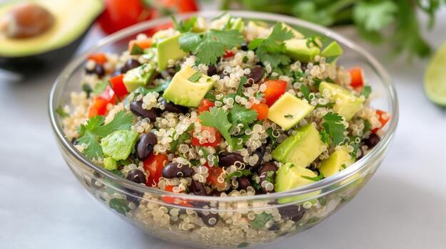 quinua ensalada con negro frijoles y aguacate. sano y delicioso quinua ensalada con negro frijoles, palta, y Fresco cilantro. Perfecto para un ligero almuerzo o lado plato. foto