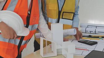 Engineers are discussing design work with customers. By meeting at the office. To get the best design out. video