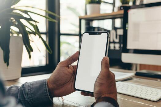 Bosquejo de un del hombre manos participación inteligente teléfono con blanco blanco pantalla mientras sentado a el de madera mesa en moderno oficina foto