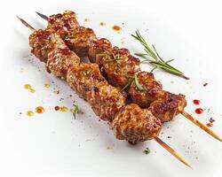 carne kebabs en brochetas en un blanco antecedentes foto