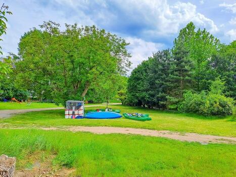 kayaks forrado arriba a un alquiler sitio en zadni trebano, checo en un soleado día foto
