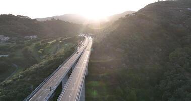 antenne visie Aan snelweg brug in de Italiaans bergen video