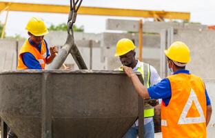 construcción trabajadores a trabajar, capataz y trabajador equipo que se discute a prefabricado hormigón fábrica sitio foto