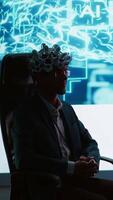 vertical neuro cientista fazendo demonstração às ai convenção encontro tecnologia iniciantes e acadêmicos, mostrando quão para usar eeg fone de ouvido para ligação cérebro com artificial inteligência, Câmera uma video