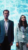 vertical administradores usando artificial inteligência Informática simulando humano cérebro pensamento processos dentro informatizado modelo. retrato do empregados trabalhando com ai máquina Aprendendo algoritmos, Câmera b video