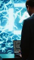vertical comece empregado olhando sobre o negócio gráficos, usando ai Programas para levar dados dirigido decisões dentro tecnologia indústria. isto especialista em desenvolvimento Inovativa artificial inteligência soluções para empresa, Câmera uma video