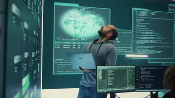 cyber försvar expert- granskning data på en stor skärm i statliga byrå, fokusera på cyber operationer och digital säkerhet. hacker ser till skydd mot cyberkriminell aktiviteter. kamera b. video