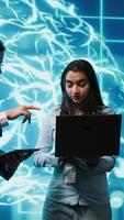 vertical colegas de trabalho usando ai neural redes modelado depois de humano cérebro, debate maneiras para resolver complexo problemas. isto departamento funcionários membros usando profundo Aprendendo para Veja às dados e completo tarefas, Câmera uma video