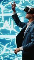 vertical sistema administrador vestindo vr fone de ouvido olhando às holograma do artificial inteligência humano cérebro simulação. isto especialista interagindo com ai visualização mostrando profundo Aprendendo algoritmos, Câmera uma video