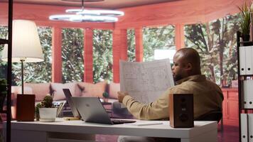 negocio propietario utilizando digital herramientas a revisión y evaluar oficina espacios planos, enfoque en arrendamiento un funcional y creativo espacio de trabajo búsquedas para real bienes, estrategia planificación. cámara b. video