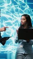 vertical Programas desenvolvedores usar neural redes modelado depois de humano cérebro para resolver complexo problemas. isto especialistas dentro Alto tecnologia área de trabalho usando artificial inteligência para Veja às dados video