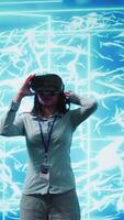 vertical isto especialista usando vr fone de ouvido, programação artificial inteligência Informática simulando humano cérebro. técnico usa virtual realidade tecnologia para Construir ai máquina Aprendendo algoritmos, Câmera b video