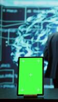 vertical engenheiros usar verde tela tábua e ai neural redes modelado depois de humano cérebro para resolver complexo problemas. trabalhadores usando artificial inteligência e brincar dispositivo para Veja às companhia dados, Câmera b video