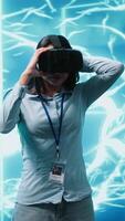 vertical isto especialista usando vr fone de ouvido, programação artificial inteligência Informática simulando humano cérebro. técnico usa virtual realidade tecnologia para Construir ai máquina Aprendendo algoritmos, Câmera uma video