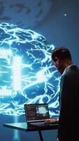 vertical sistema administrador usa neural redes modelado depois de humano cérebro para resolver complexo problemas. ai investigador dentro futurista área de trabalho usando artificial inteligência para Veja às dados, Câmera b video