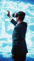 vertical desenvolvedor vestindo vr inteligente óculos trabalhando com artificial inteligência neural redes. isto especialista usando virtual realidade tecnologia e ai sistemas dentro futurista área de trabalho, Câmera b video