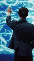 vertical engenheiros usar vr fone de ouvido e ar holograma, olhando às ai neural redes modelado depois de humano cérebro. administradores usando artificial inteligência, virtual e aumentado realidade tecnologia para Veja às dados, Câmera b video