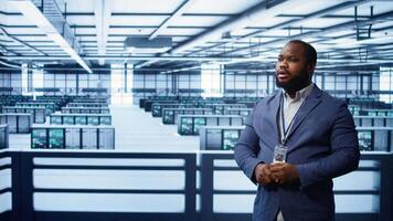 systemet administratör ser på hologram i data Centrum, övervakning Utrustning. anställd i server bruka interagera med trogen förändrad verklighet ai visualisering, kamera b video