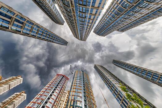ver desde abajo dentro tormenta cielo con oscuro nubes de grande moderno rascacielos residencial complejo foto