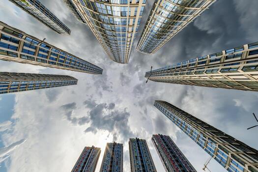 ver desde abajo dentro tormenta cielo con oscuro nubes de grande moderno rascacielos residencial complejo foto
