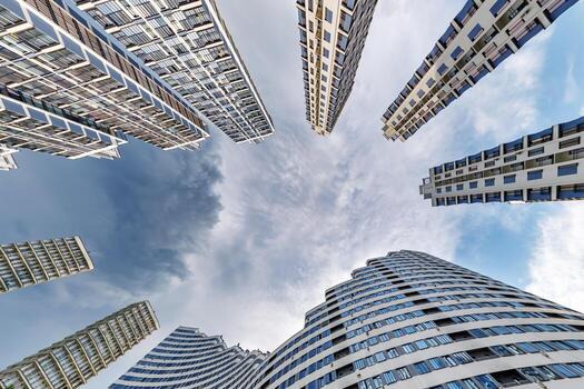ver desde abajo dentro tormenta cielo con oscuro nubes de grande moderno rascacielos residencial complejo foto