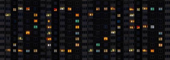 firmar 2025 en plano noche panorama de multicolor ligero en ventanas de de varios pisos edificios como concepto para nuevo año foto