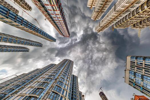 ver desde abajo dentro tormenta cielo con oscuro nubes de grande moderno rascacielos residencial complejo foto