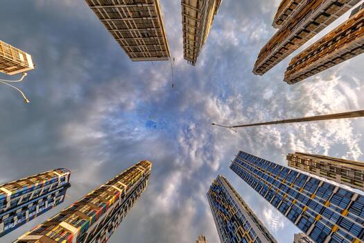 ver desde abajo dentro tormenta cielo con oscuro nubes de grande moderno rascacielos residencial complejo foto
