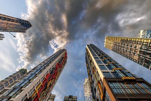 ver desde abajo dentro tormenta cielo con oscuro nubes de grande moderno rascacielos residencial complejo foto