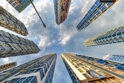 ver desde abajo dentro tormenta cielo con oscuro nubes de grande moderno rascacielos residencial complejo foto