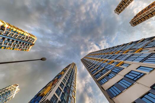 ver desde abajo dentro tormenta cielo con oscuro nubes de grande moderno rascacielos residencial complejo foto