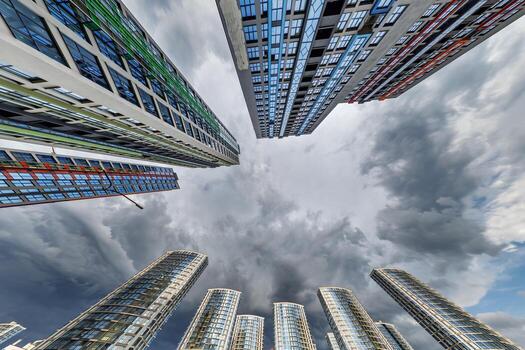 ver desde abajo dentro tormenta cielo con oscuro nubes de grande moderno rascacielos residencial complejo foto