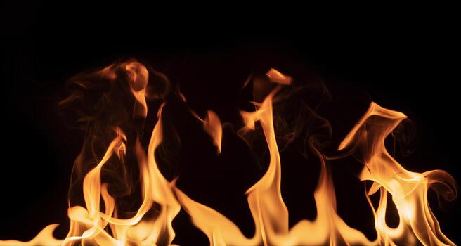 fuego en el oscuro horizontal antecedentes. foto