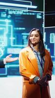 vertical alegre hospedeiro e especialista convidado falando às ai cume trazendo juntos tecnologia companhia trabalhadores, explorando Mais recentes inovações e descobertas dentro artificial inteligência indústria, Câmera b video