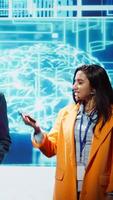 vertical tecnologia comece gerentes oferta Mais recentes ai Serviços durante tecnologia cume. pessoas de negócio usando microfone para Faz apresentação para o negócio investidores interessado dentro artificial inteligência, Câmera b video