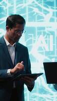 vertical colegas de trabalho resolução tarefas em computador portátil e tábua, corrida artificial inteligência programação scripts. isto funcionários membros usando dispositivos para escrever linhas do código para ai formulários desenvolvimento, Câmera uma video