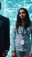 vertical administradores usando artificial inteligência Informática simulando humano cérebro pensamento processos dentro informatizado modelo. retrato do empregados trabalhando com ai máquina Aprendendo algoritmos, Câmera uma video