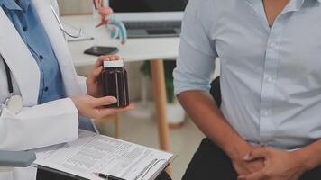 urólogos asesorar pacientes acerca de próstata problemas. tratamiento de cánceres de el urinario tracto y masculino reproductivo órganos el concepto de de los hombres salud problemas video
