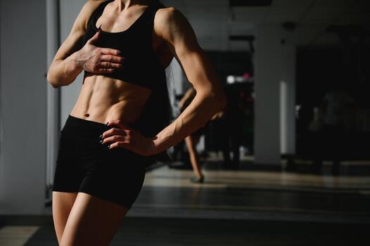 cerca arriba imagen de atractivo ajuste mujer en gimnasia. foto