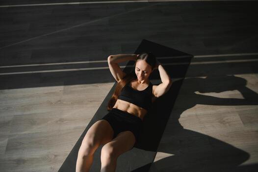 cerca arriba imagen de atractivo ajuste mujer en gimnasia. foto