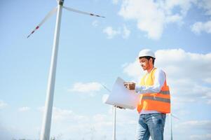 indio ingeniero trabajando a alternativa renovable viento energía granja - sostenible energía industria concepto foto