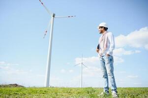 indio ingeniero trabajando a alternativa renovable viento energía granja - sostenible energía industria concepto foto