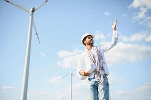 indio ingeniero trabajando a alternativa renovable viento energía granja - sostenible energía industria concepto foto