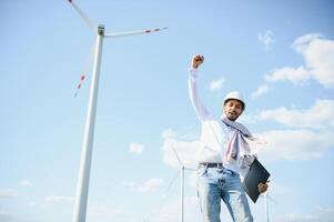 indio ingeniero trabajando a alternativa renovable viento energía granja - sostenible energía industria concepto foto