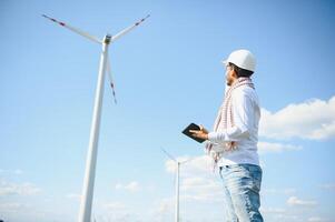 indio ingeniero trabajando a alternativa renovable viento energía granja - sostenible energía industria concepto foto