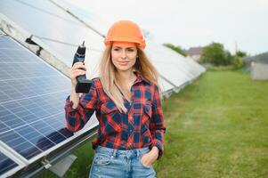 hermosa joven mujer cerca solar paneles al aire libre foto