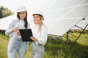 retrato de hembra ingenieros gasto hora fuera de cerca solar paneles foto